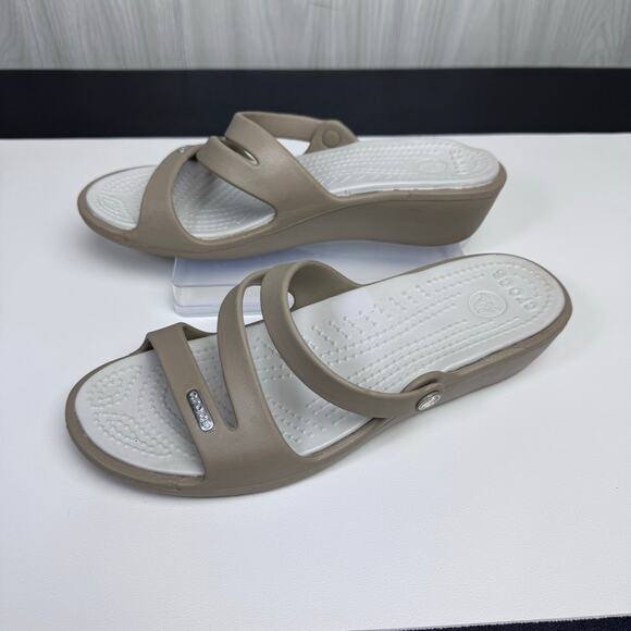 Crocs Patricia Women’s Wedge Sandal Size 7
Tan Gray Slip On Low Heel Sandals - Picture 6 of 11